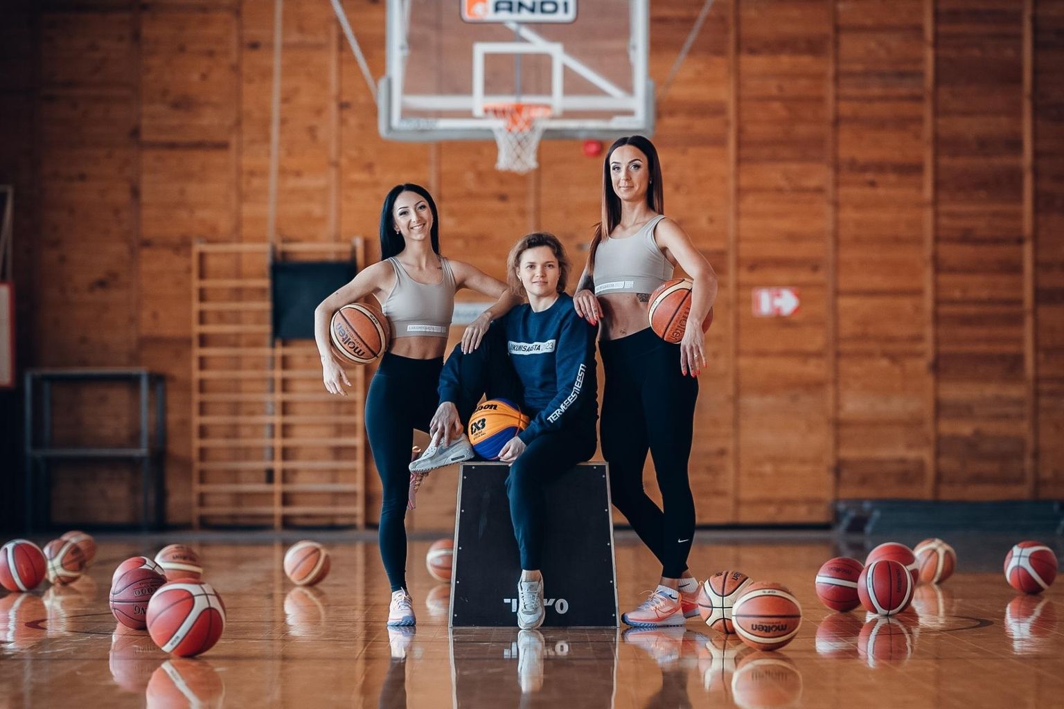 Rakvere spordikeskuse juhataja Ave Sats (keskel) ning "trennisõltlased" Grete Veedla (vasakul) ja Mirjam Kuhlberg.