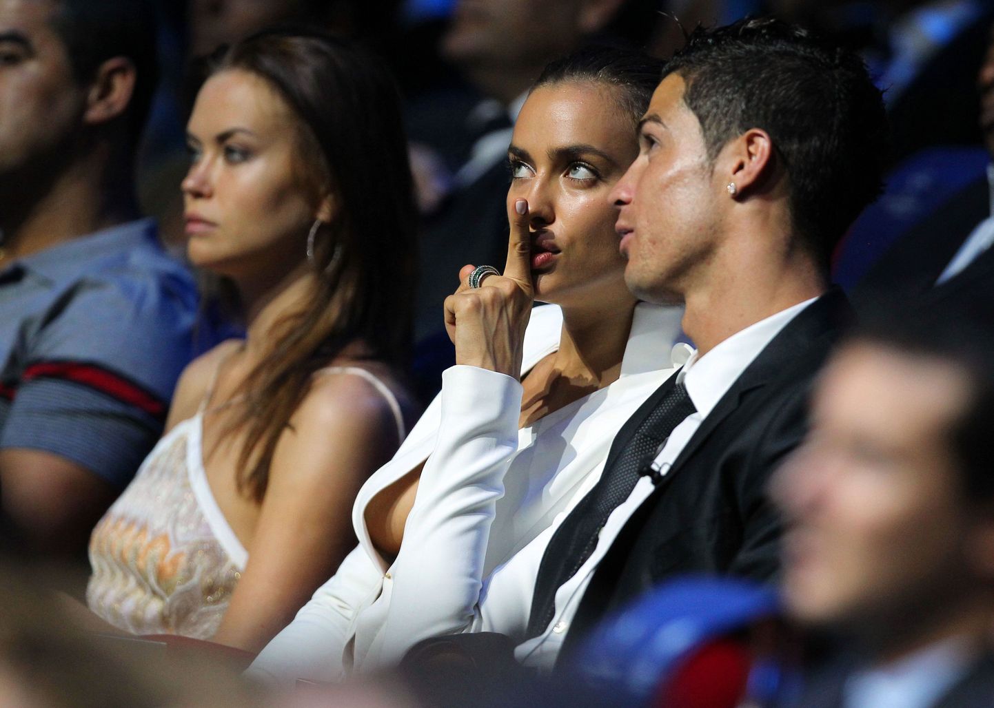 Irina Shayk (vasakul) ja Cristiano Ronaldo.