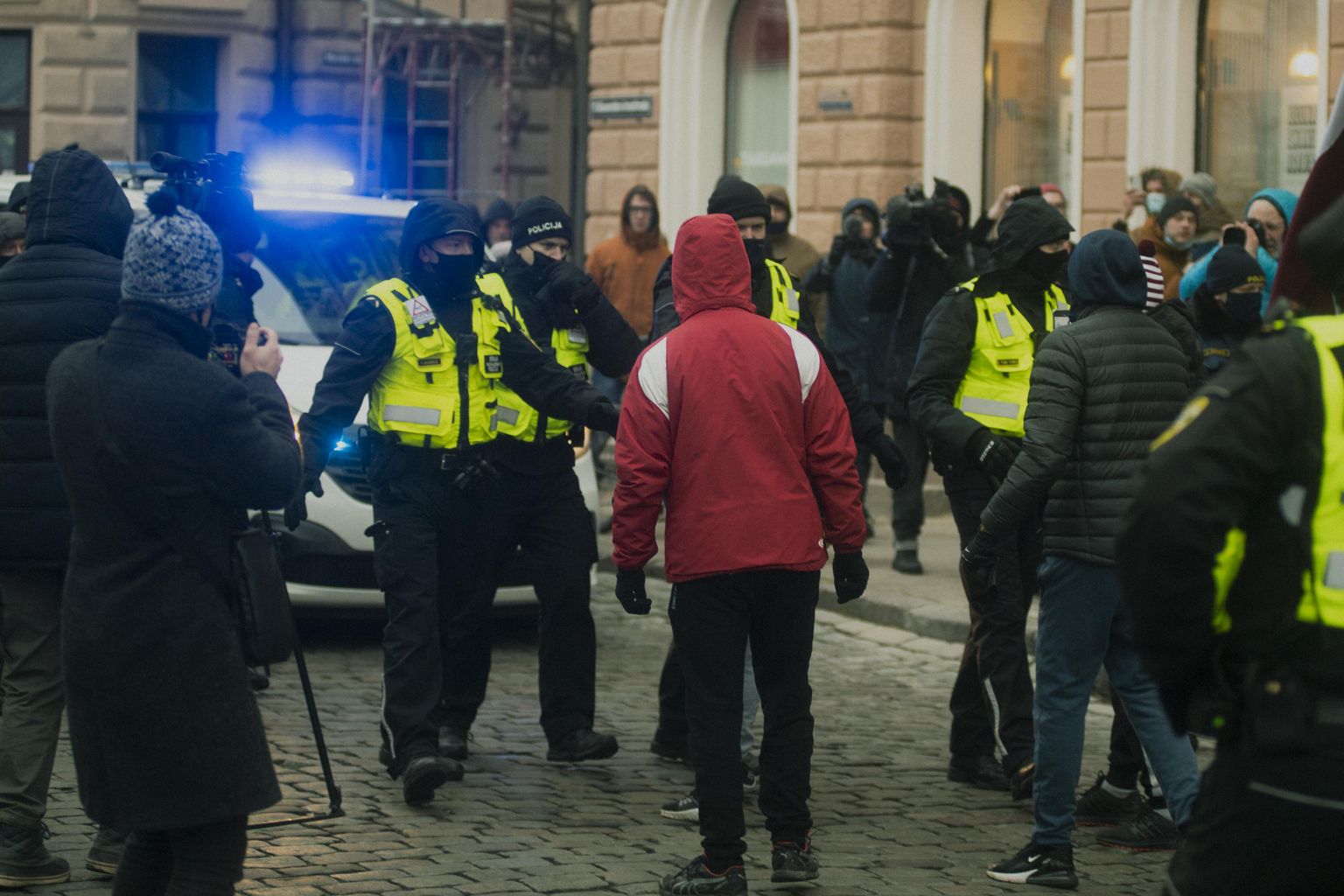 Foto: Krastmalā protestē pret Covid-19 noteiktajiem ierobežojumiem