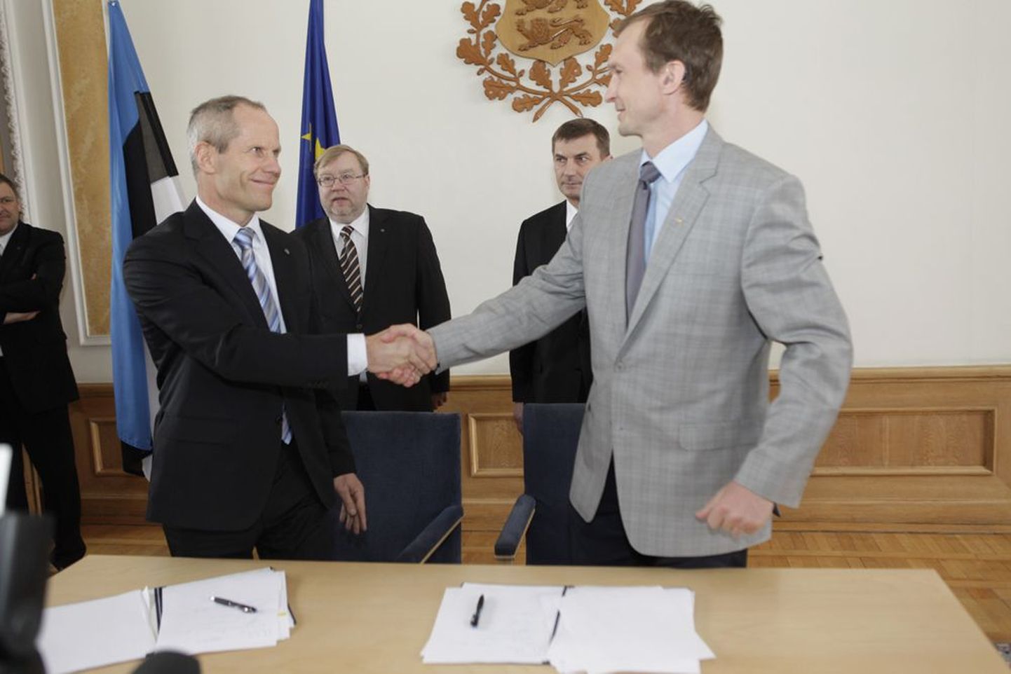 Toomas Tõniste ja Jüri Jaanson koalitsioonilepingu allkirjastamisel kätt surumas.