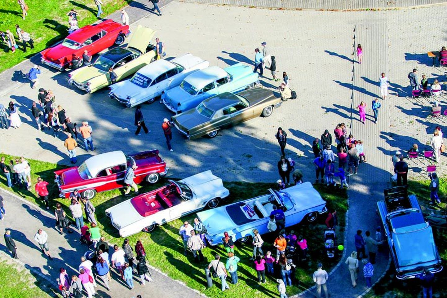 Eelmisel aastal oli Paide Vallimäel Ameerika autode näitus. Järgmisel nädalal näeb jälle Paides uhkeid masinaid, kui siia jõuab vanasõidukite võidusõit.
