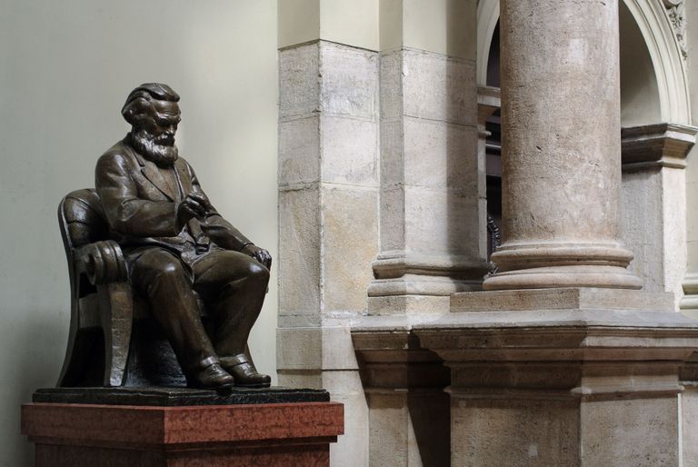 Selline nägi välja istuva Marxi kuju Budapesti Corvinuse ülikoolis.