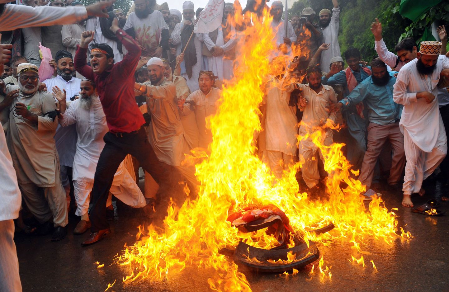 Pildil põletavad filmi vastu protesteerivad Pakistani moslemid Lahores USA lippu.