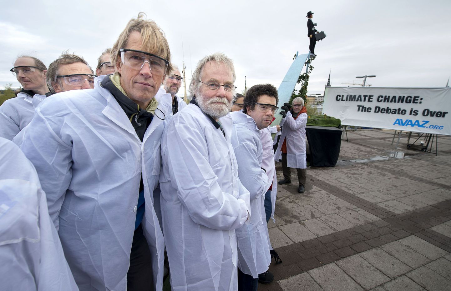 Kliimasoojanemise tunnistamise ja sellega võitlemise eest seisva organisatsiooni Avaaz liikmed kogunesid Stockholmi ajaloolise raporti vastuvõtmist tähistama.