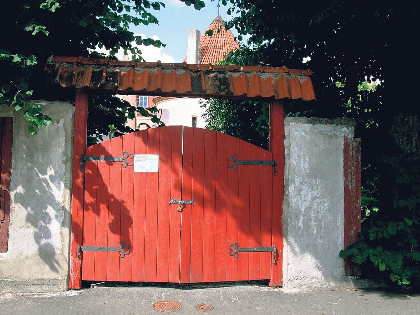 Punane torn on reisiteatmikes enim reklaamitud vaatamisväärsus Pärnus, kuid sel suvel on Pärnu vanim ehitis nii omadele kui võõrastele suletud.