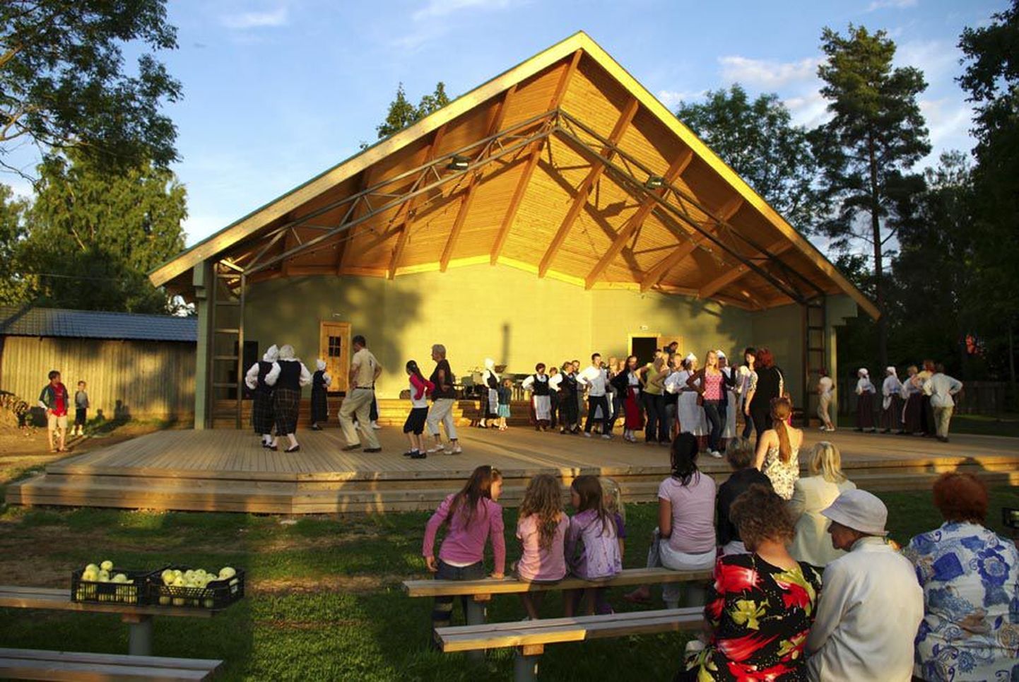 Vastvalminud suveaed-laululava on rahva südamesse jõudnud. Seal peeti ka Viljandimaalt «TeateTantsul» osalenute lõpusimman.