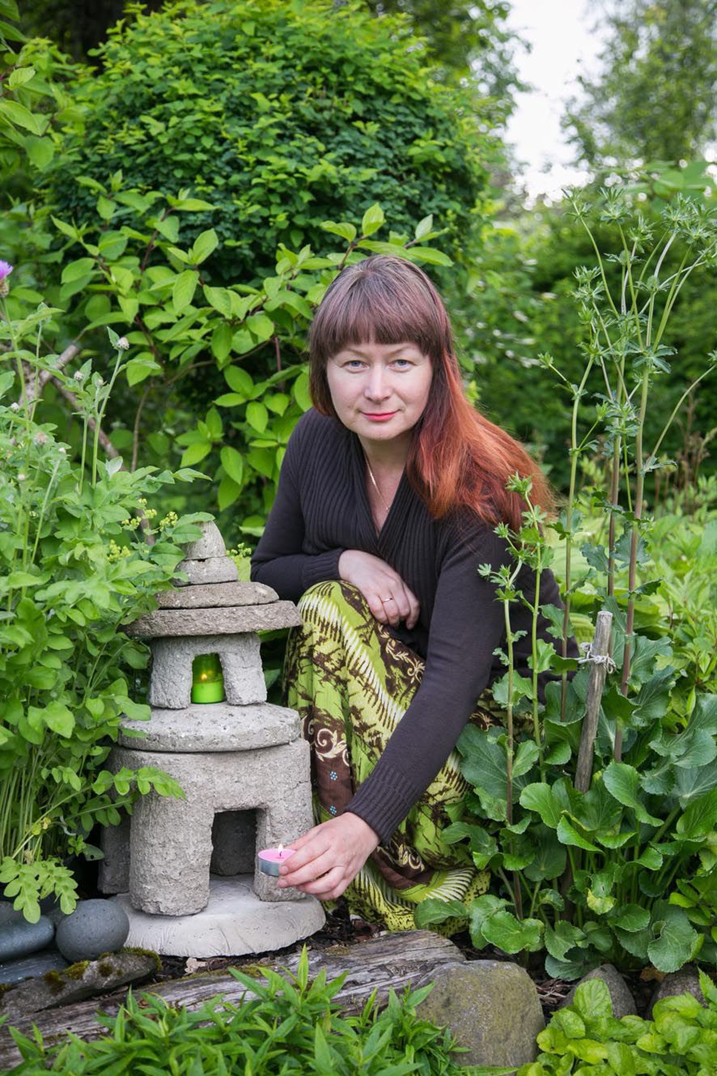 Türilane Anneli Paas meisterdas oma esimese Jaapani laterna Eesti kastmes kaks aastat tagasi, nüüd on tal koduaias seitse õhtuhämaruses aiale kummituslikku välimust andvat laternat.