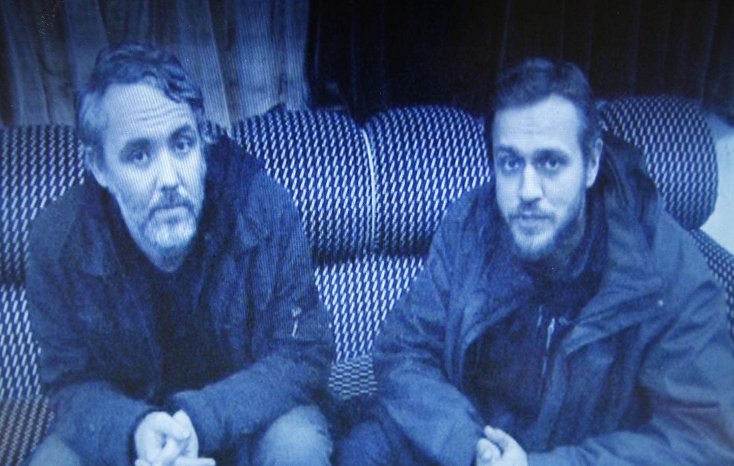 Gareth Montgomery-Johnson (vasakul) ja Nicholas Davies-Jones vangistuses tehtud videolõigul.