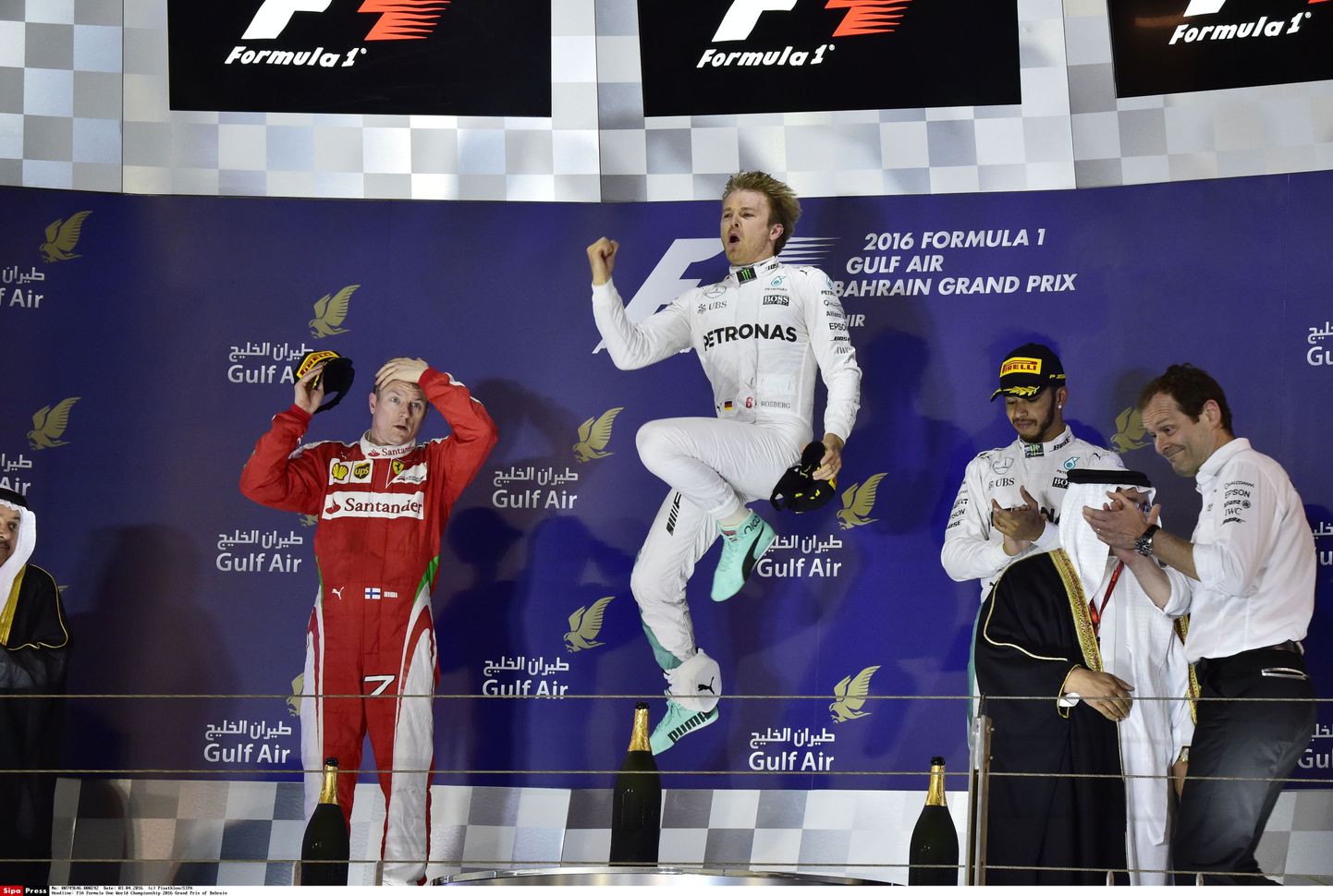 Nico Rosberg (keskel) Bahreini etapi järel võidutantsu löömas. Lewis Hamilton loodab aga peagi ise võite noppida.