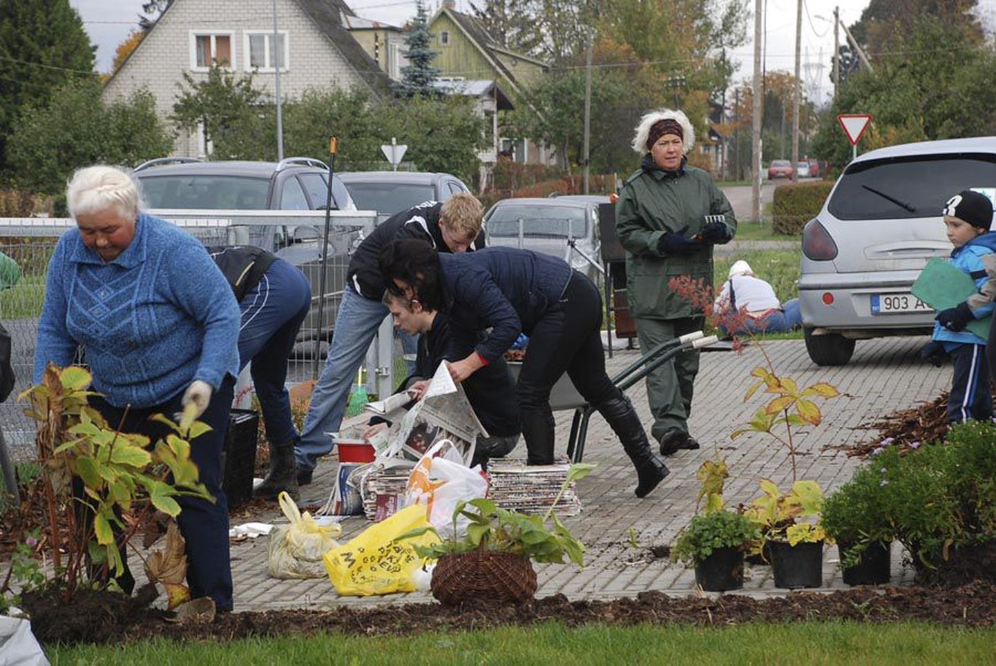 Viljandi Ellipsi liikmed rajasid Mäepere kodu aeda hooldusvabad lillepeenrad, mille tarvis olid nad varem annetustena palju taimi kogunud.