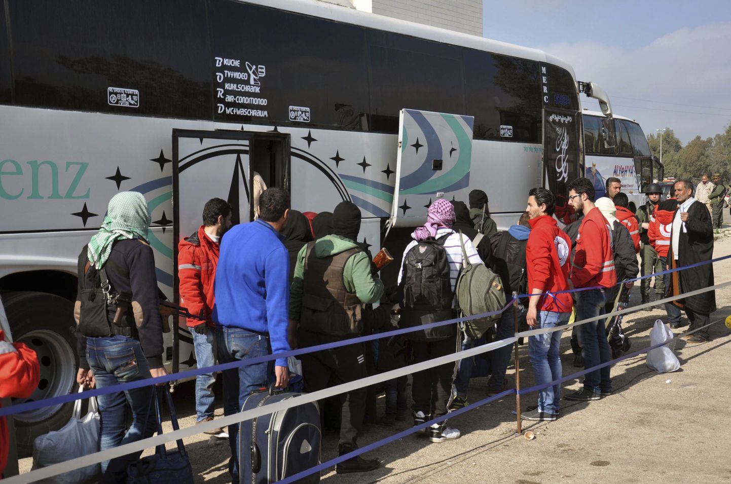 Süüria ametliku uudisteagentuuri SANA foto Süüria opositsioonivõitlejaist, kes astuvad oma relvade ja kohvritega bussi, et lahkuda mässuliste valduses olevast Homsi provintsist Süürias.