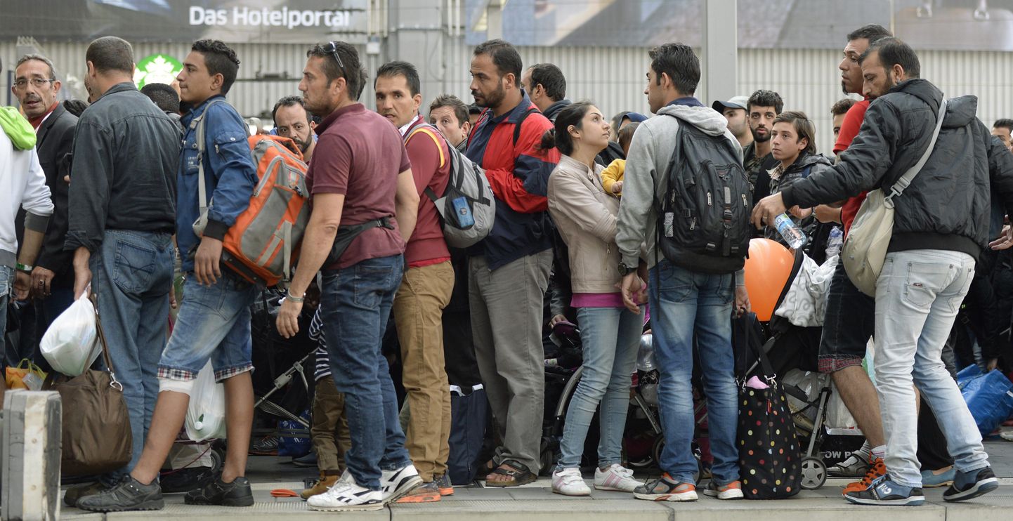 Migrandid ootamas 2015. aasta septembris Münchenis rongi Berliini.