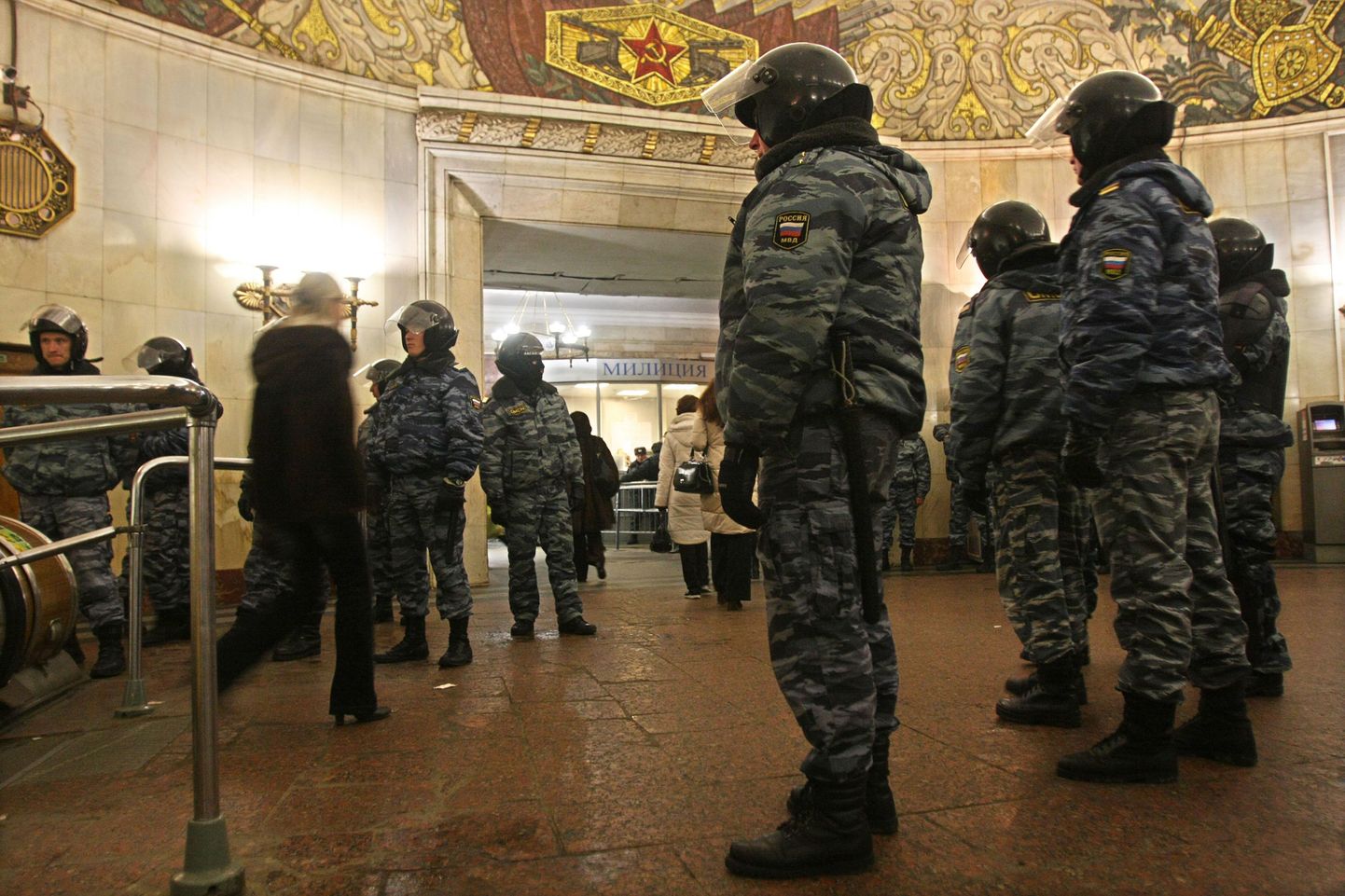Märulimilitsionäärid Moskva Smolenskaja metroojaamas.