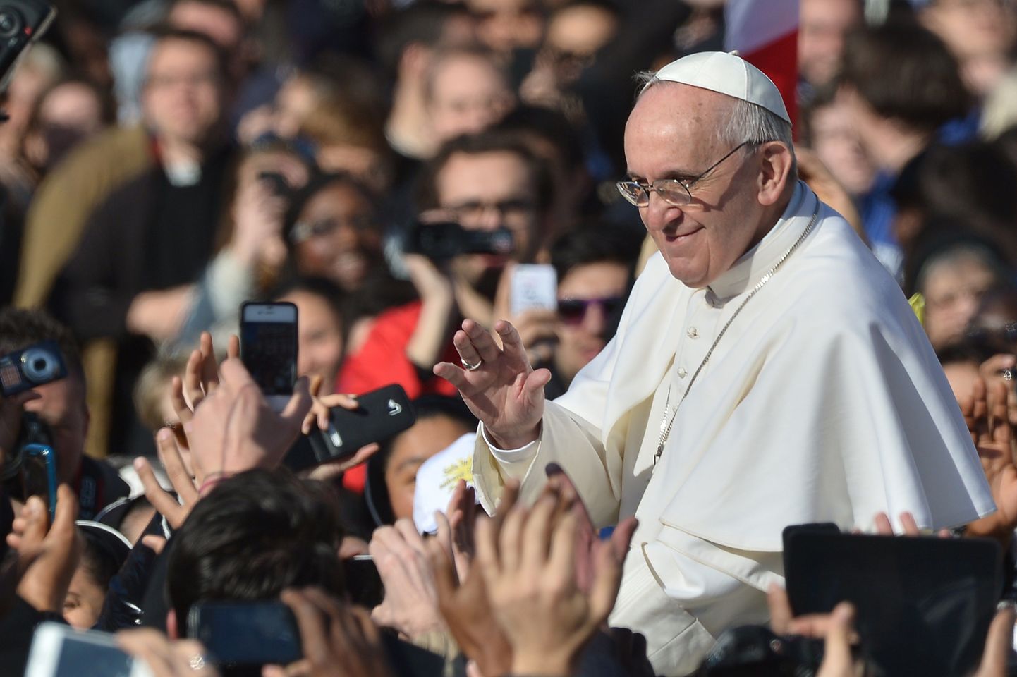 Paavst Franciscus tervitas oma lahtisest autost Püha Peetruse väljakule kogunenud inimesi.