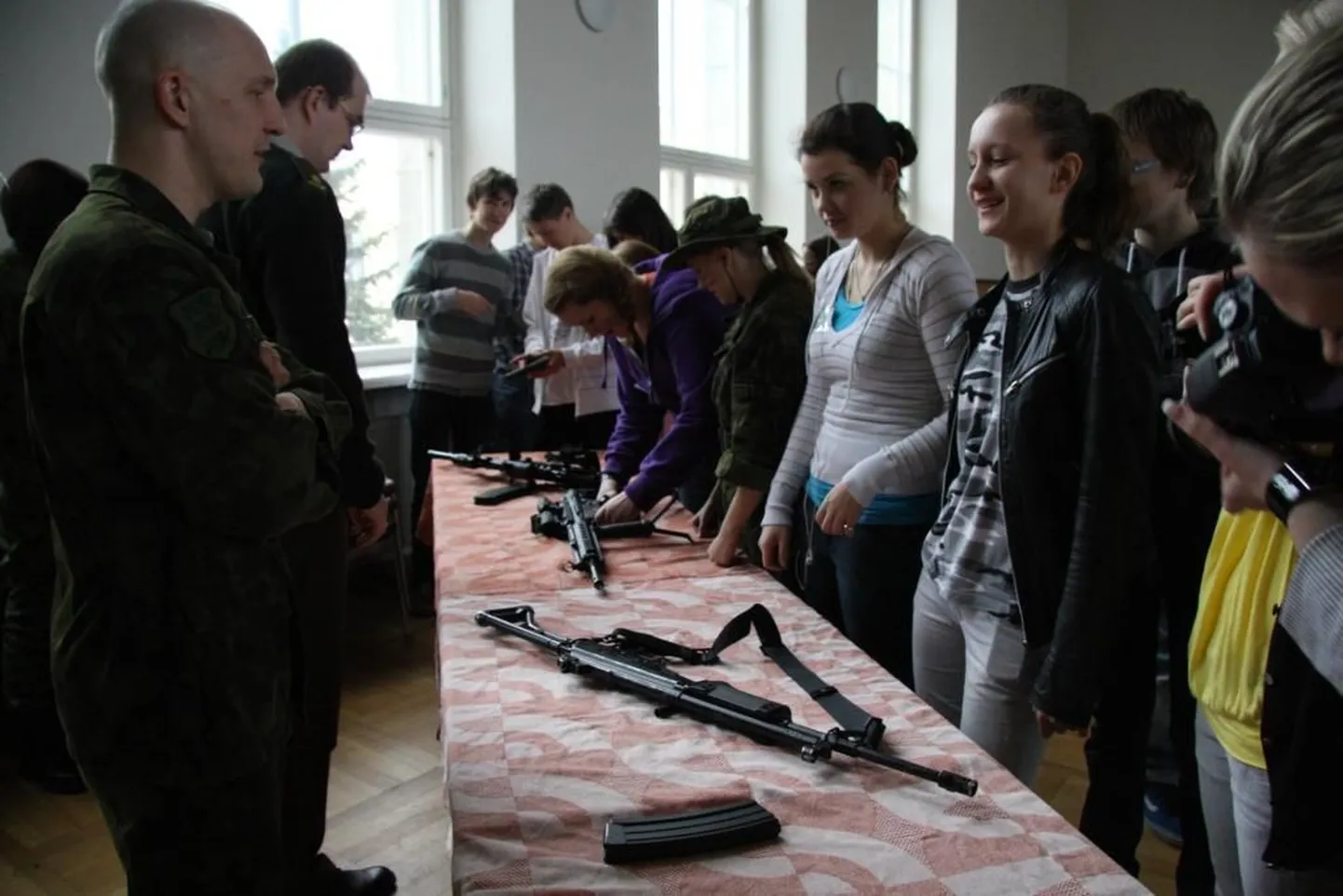 7. veebruaril oli Jakob Westholmi gümnaasiumis riigikaitsepäev. Külas käisid kaitseväelased, tutvuti erinevate relvadega ning toimus ka kätekõverdusvõistlus.