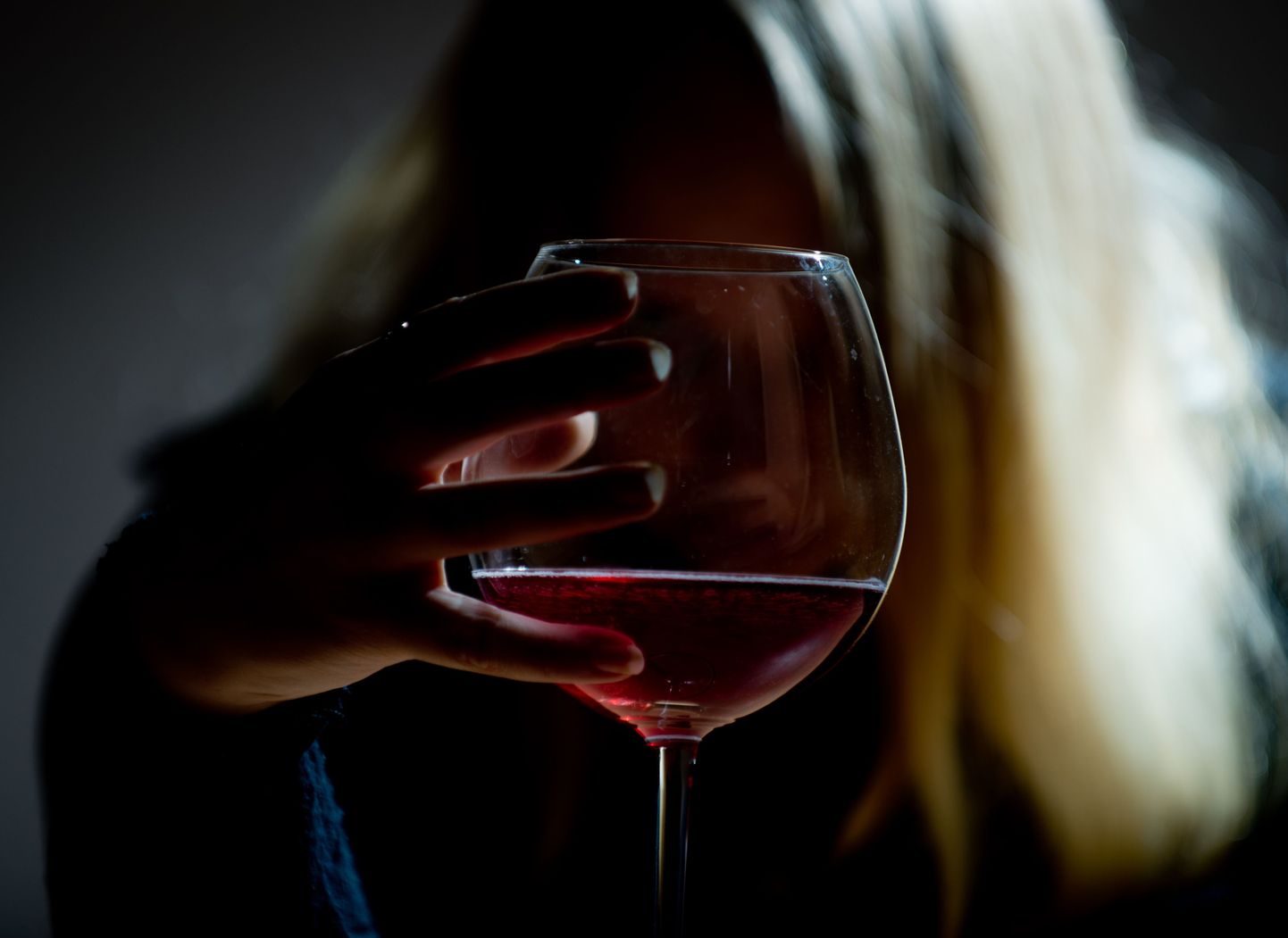 Aina enam on Eestis alkohoolikute seas noori naisi, kelle sõltuvus saab alguse igaõhtusest veinist.