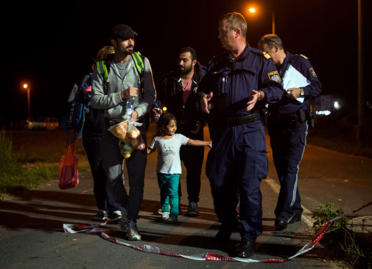 Äsja Ungarist Austriasse jõudnud migrandid täna öösel. Fotod: Scanpix