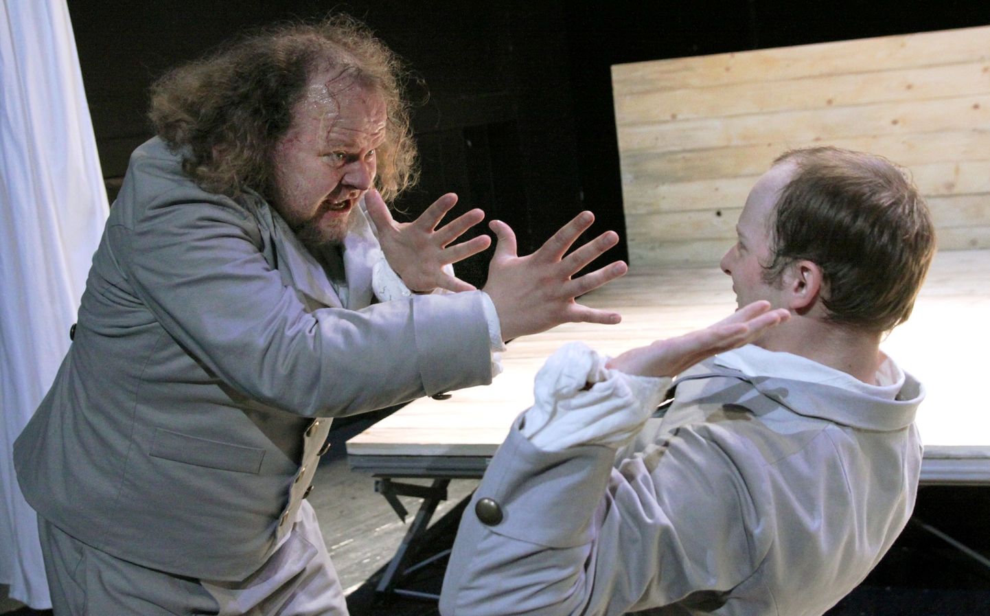 Peaosaline Erik/Harald (Ago Anderson) hoiab lavastuses tragikoomilist pinget. Pildil stseenis koos Kasperiga (Sten Karpov).