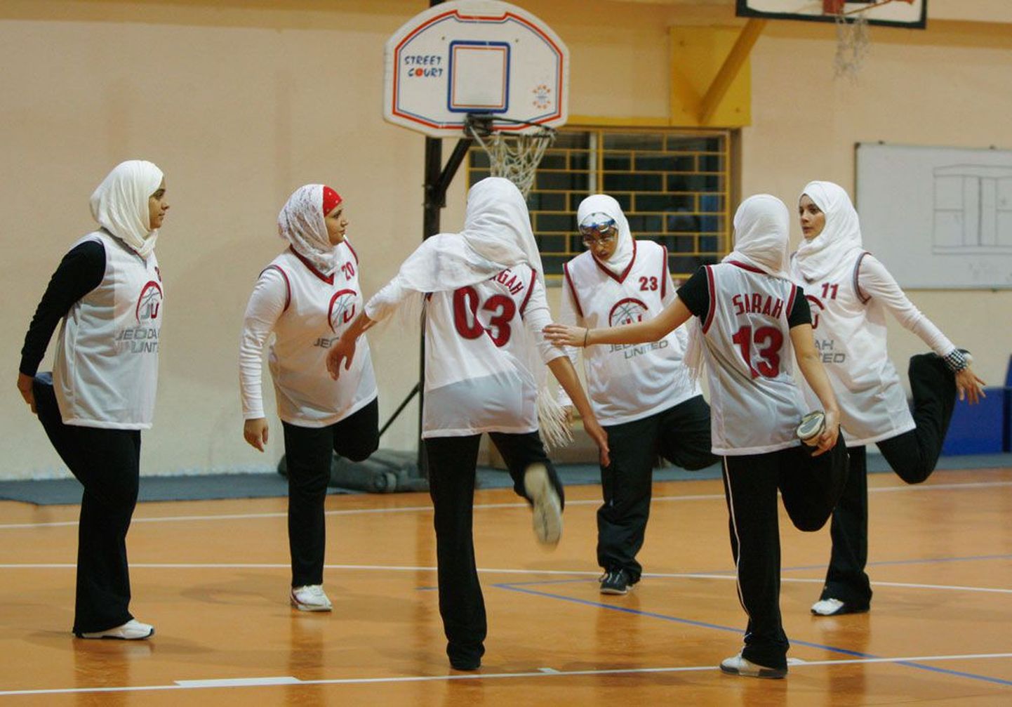 Saudi Araabia ainus ametlik naiste korvpalliklubi Jeddah United enne sõpruskohtumist soojendust tegemas.