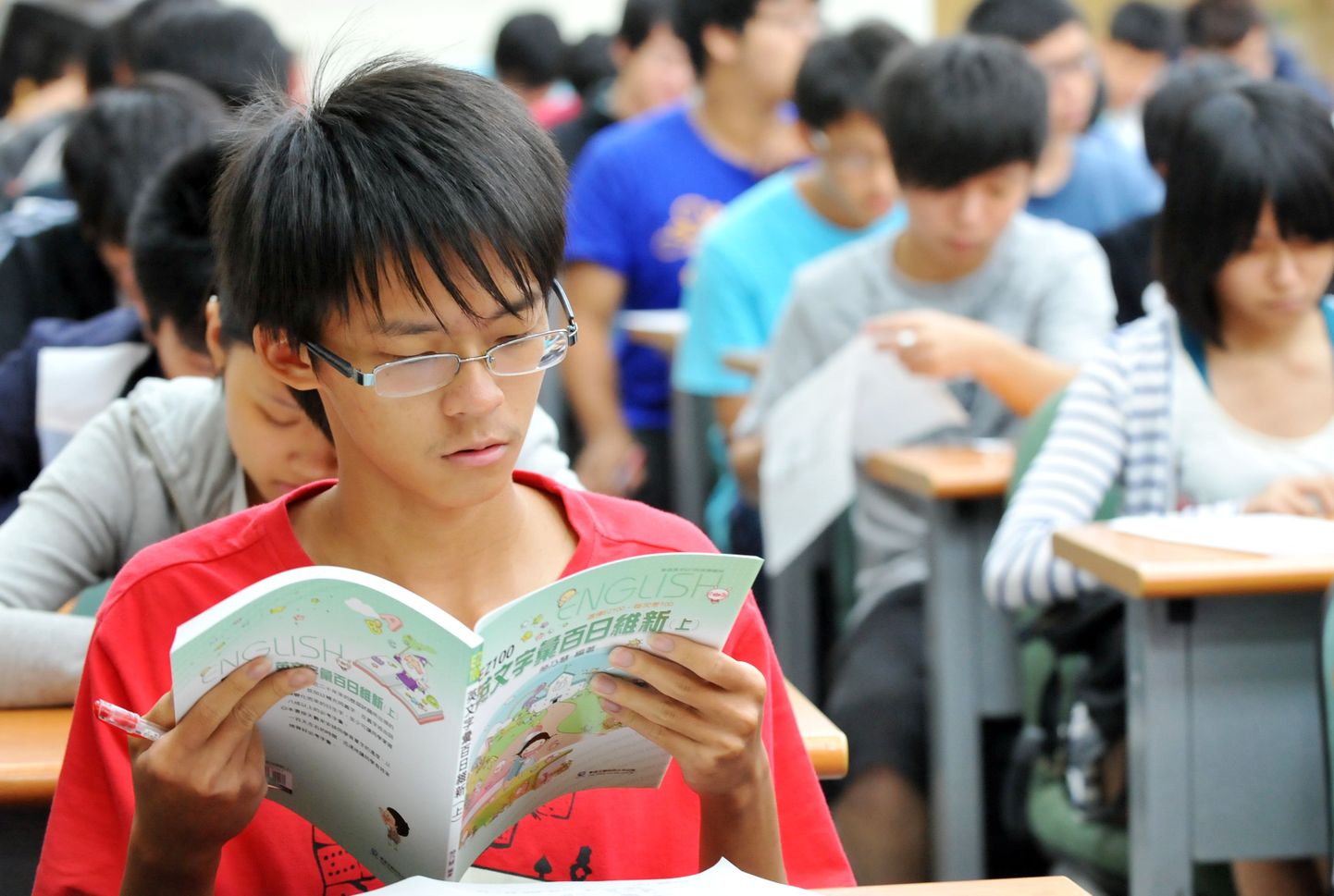 Seekordse PISA uuringu parimad tulemused noppisid Šanghai, Hongkongi ja Singapuri õpilased. Pildil Šanghai keskkooliõpilane.