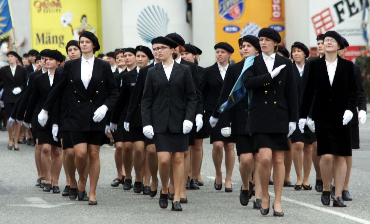 Naiskodukaitse liikmed Pärnus 2001. aastal toimunud Võidupüha paraadil.