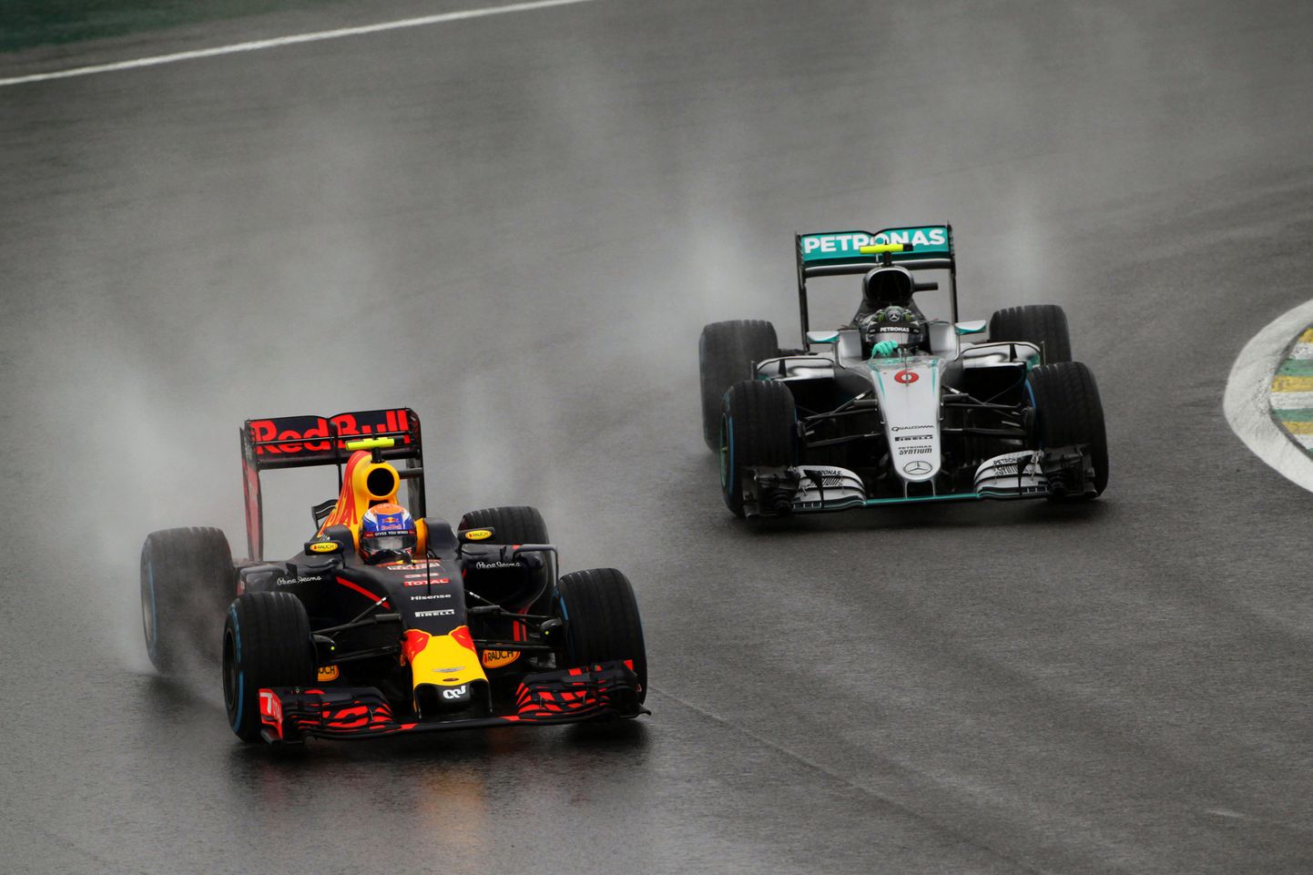 Max Verstappen (vasakul) on Nico Rosbergi Brasiilia etapil selja taha jätnud.