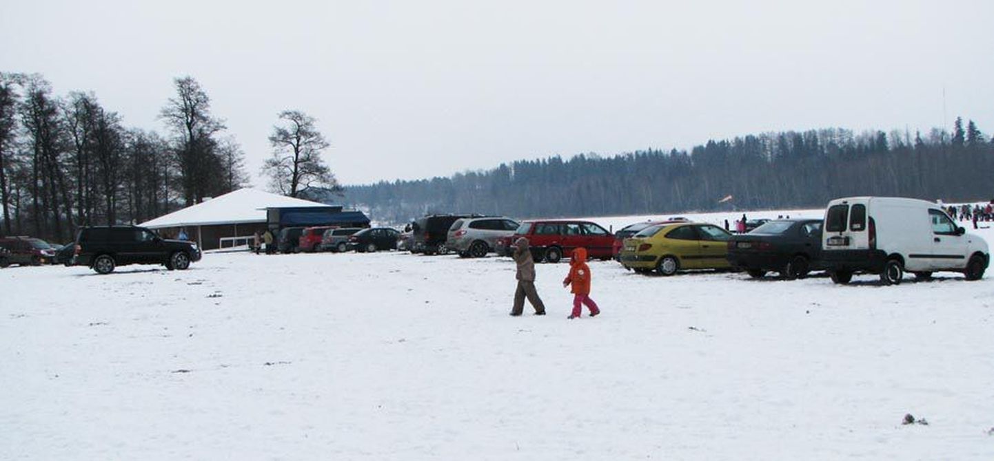Osa autojuhte on sõiduki lumisesse randa parkinud.
