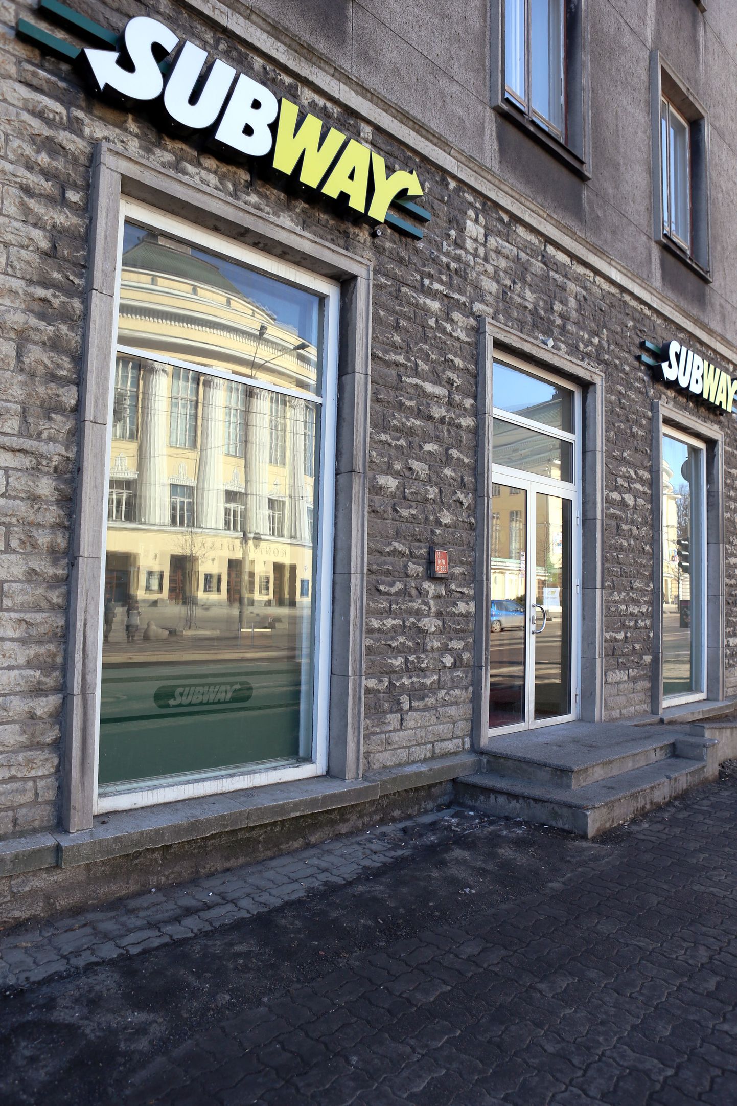 Pühapäeval avatakse pidulikult Eestis esimene SUBWAY keti võileivapood Estonia pst. 7 ning seal on 40 kohta külastajatele. Pildil on Subway välisvaade.
