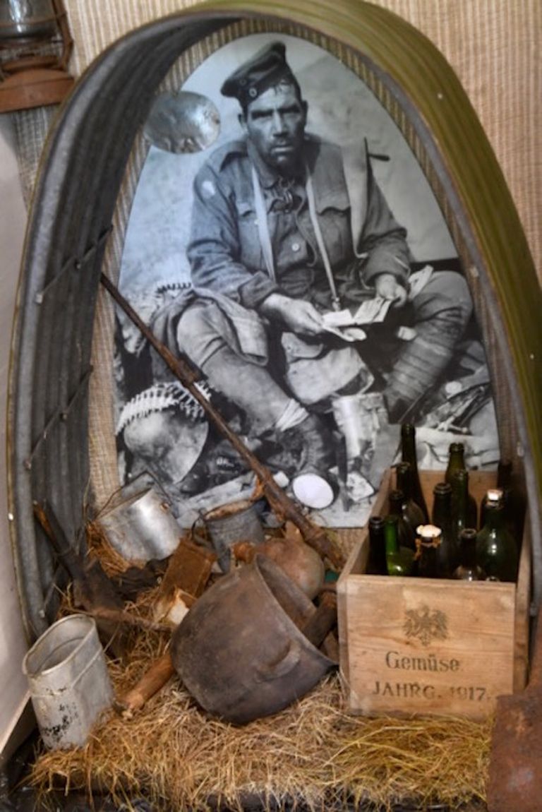 Немецкий солдат в окопном "домике", фрагмент экспозиции музея 