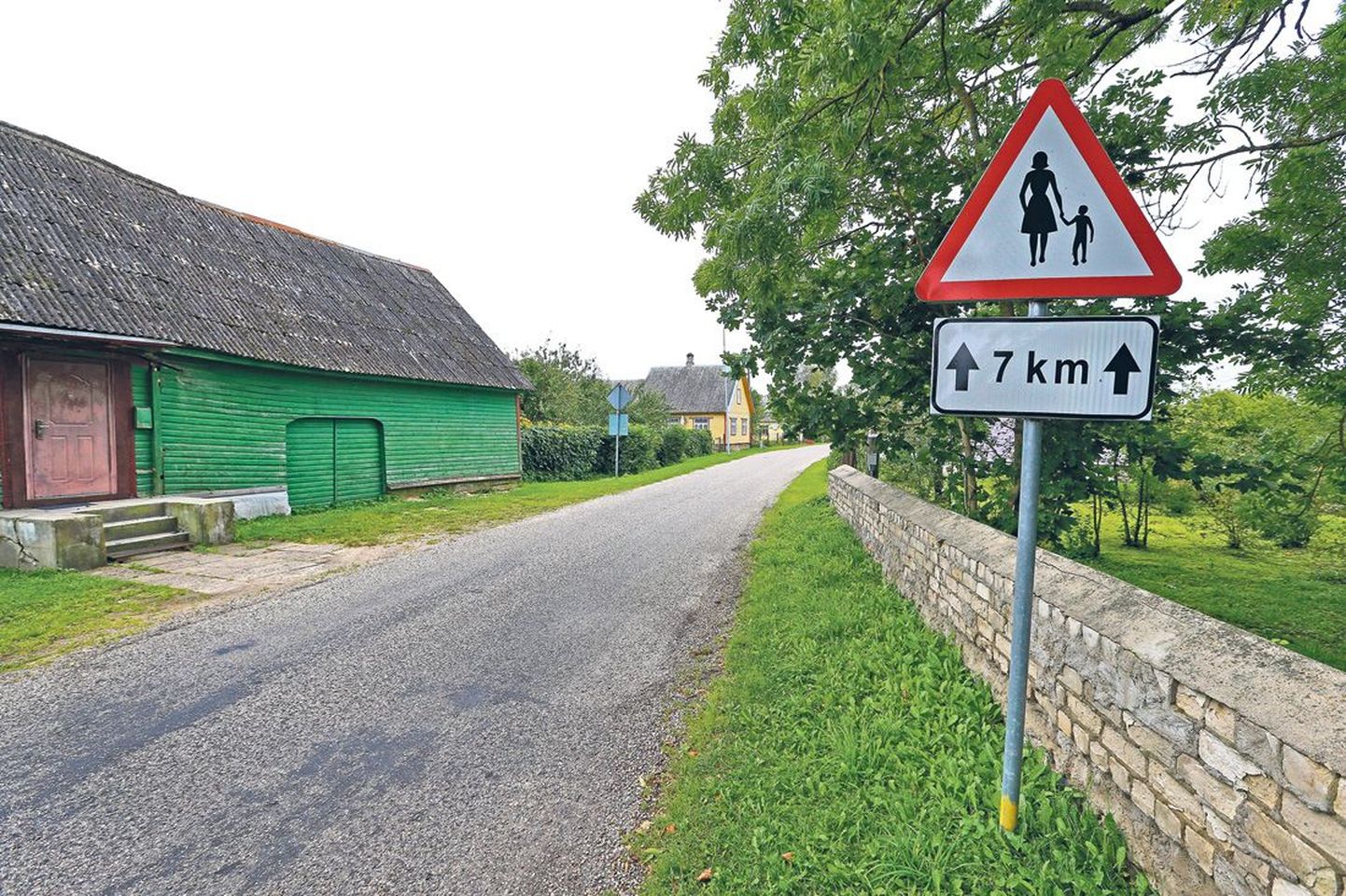 Varnja küla alguses hoiatab märk, et teel võivad liikuda ka jalakäijad. Ometi võib seal arendada kuni poolesajakilomeetrist kiirust.