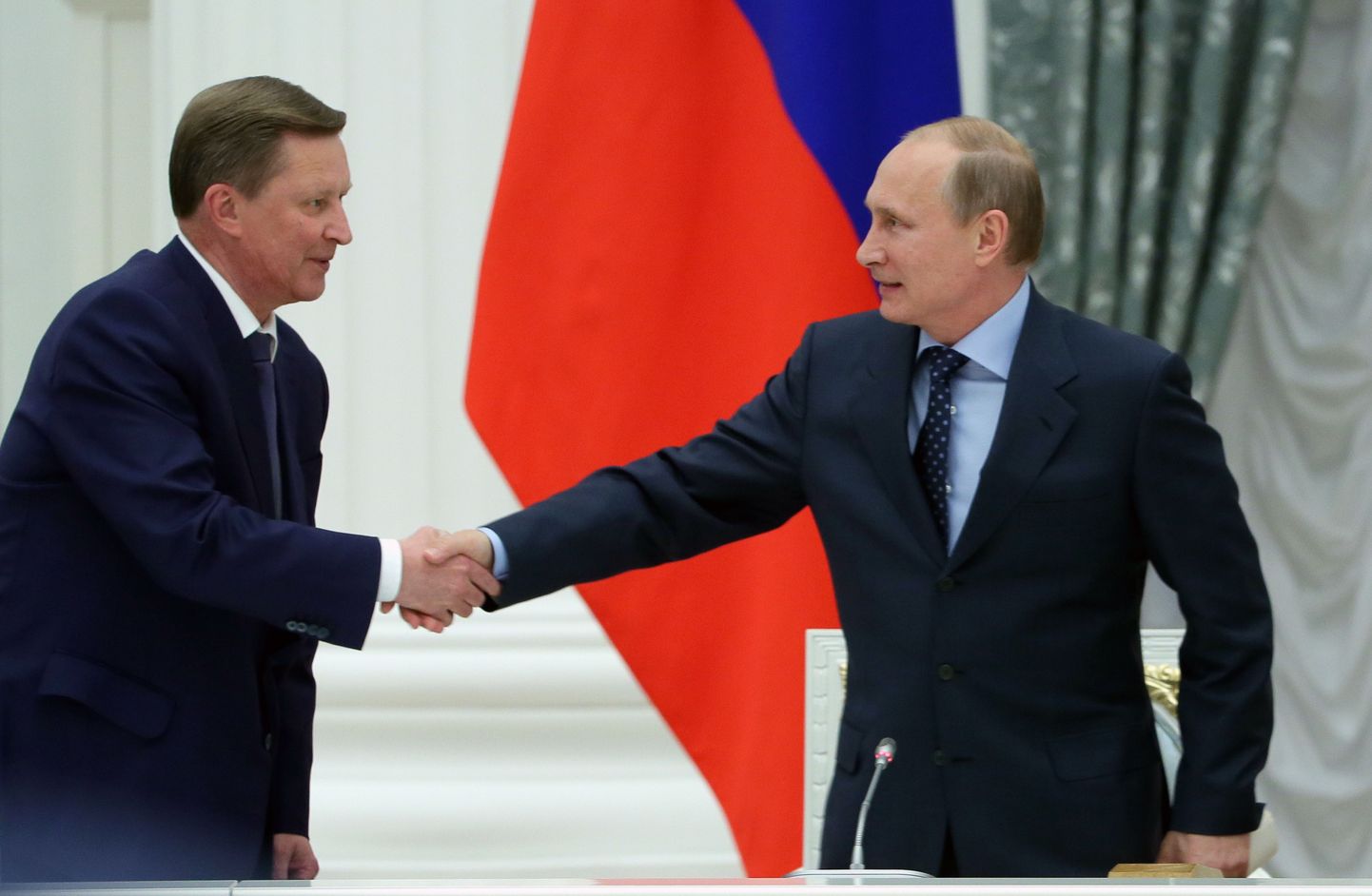 Kremli personaliülem Sergei Ivanov (vasakul) kätlemas Vene presidendi Vladimir Putiniga.