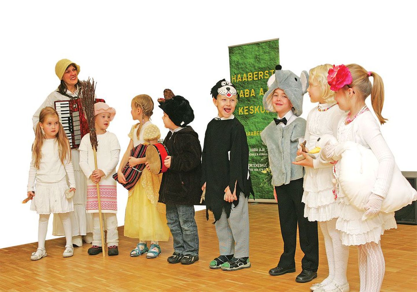 Rõõmupesa lapsed esitamas Eesti rahvalaulu «Kits karja!».
