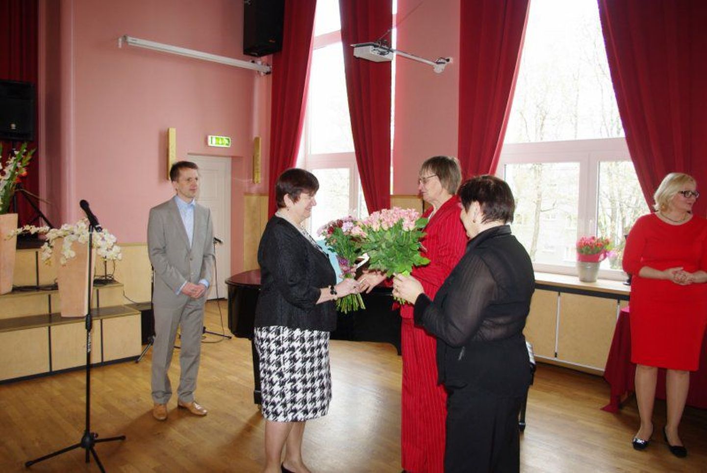 Otepää valla aasta ema 2014 Merike Roop sai üalju õnnitlusi.