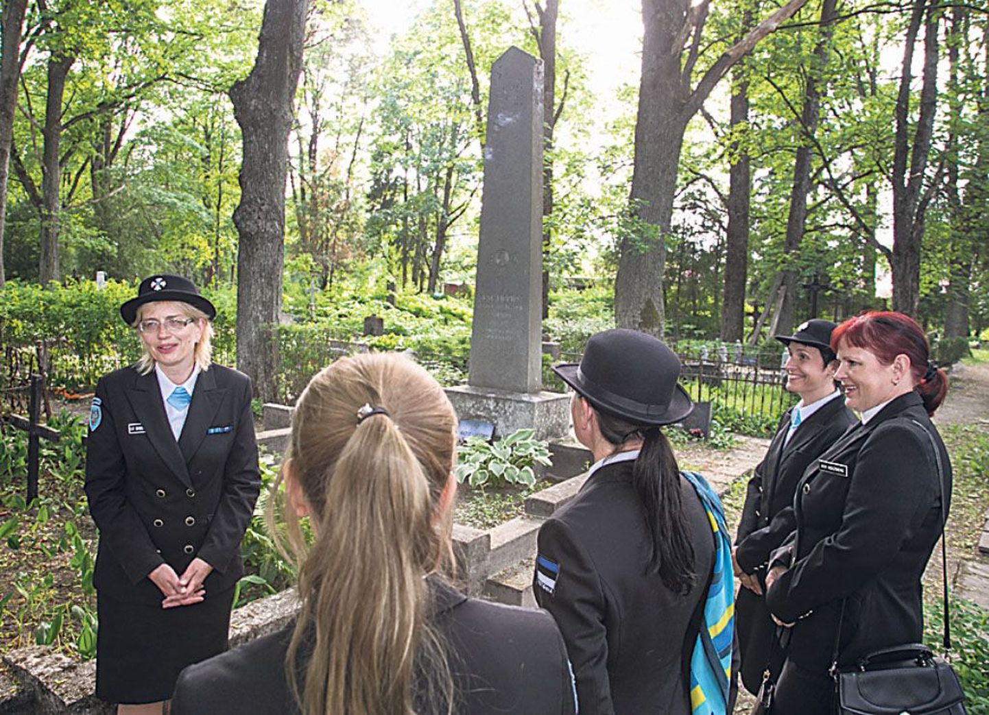 Meenutushetkedega Vana-Pärnu kalmistul Naiskodukaitse Pärnumaa esinaise Elsa Lippmaa monumendi juures algas taasloodud ringkonna 21. aastapäevale pühendatud kokkusaamine.