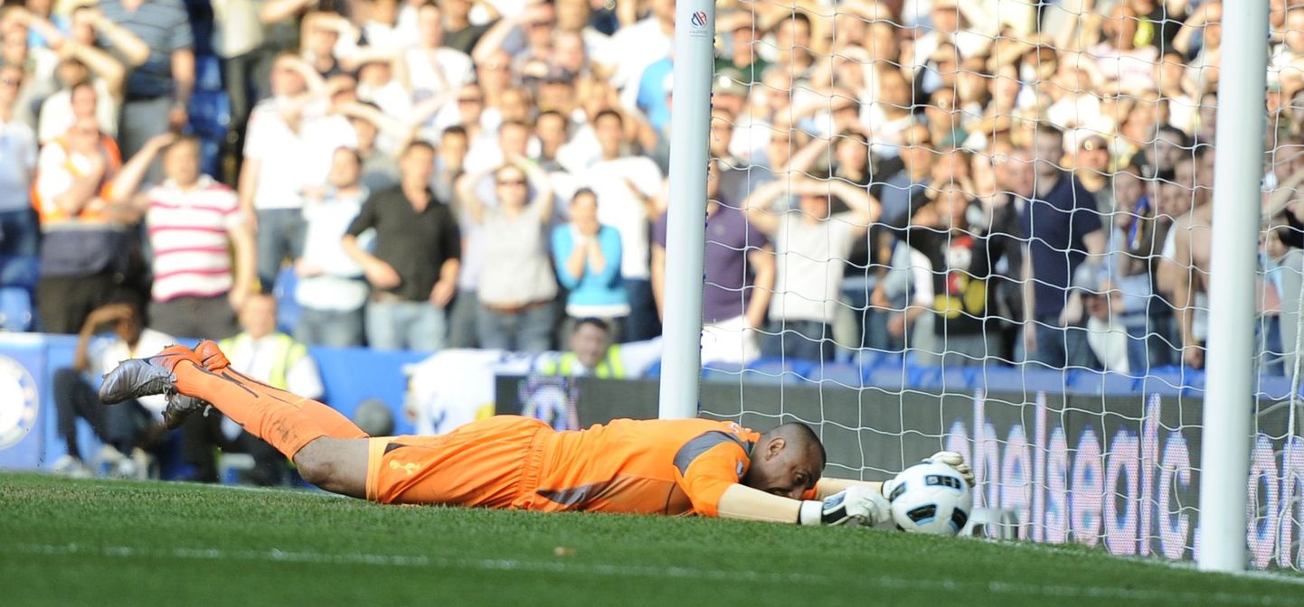 Tottenhami väravavaht Heurelho Gomes on peatanud Frank Lampardi löögi, kuid kohtunik loeb selle siiski tabamuseks.