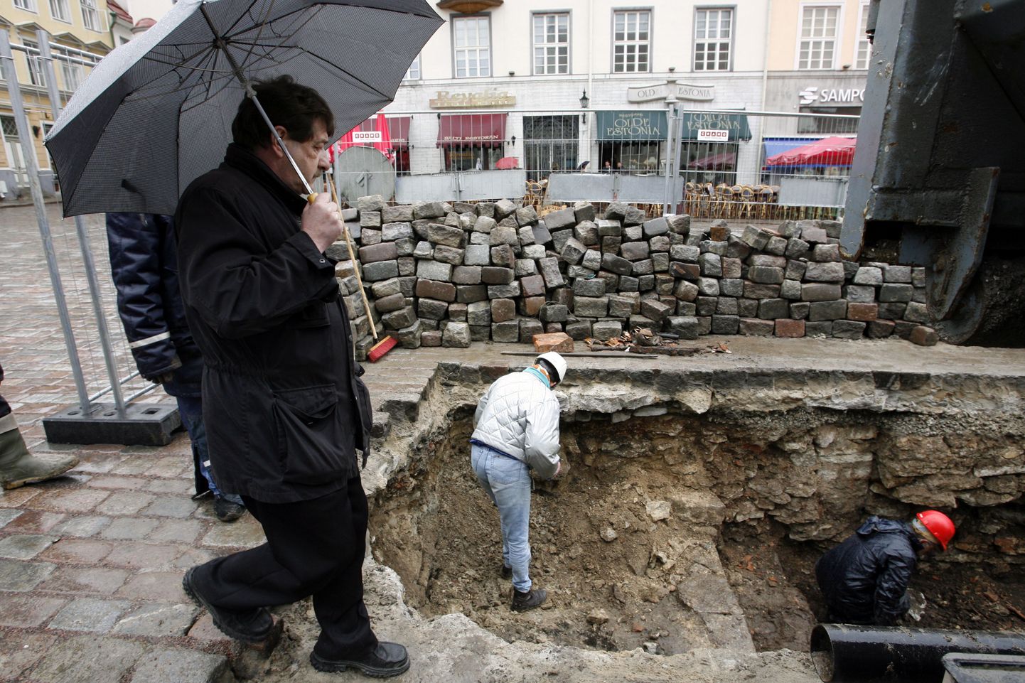Kultuuriväärtuste ameti muinsuskaitseosakonna juhataja Boris Dubovik kahe aasta eest Raekoja platsil toimunud arheoloogiliste kaevamiste ajal paljastunud vaekoja vundamenti uurimas.