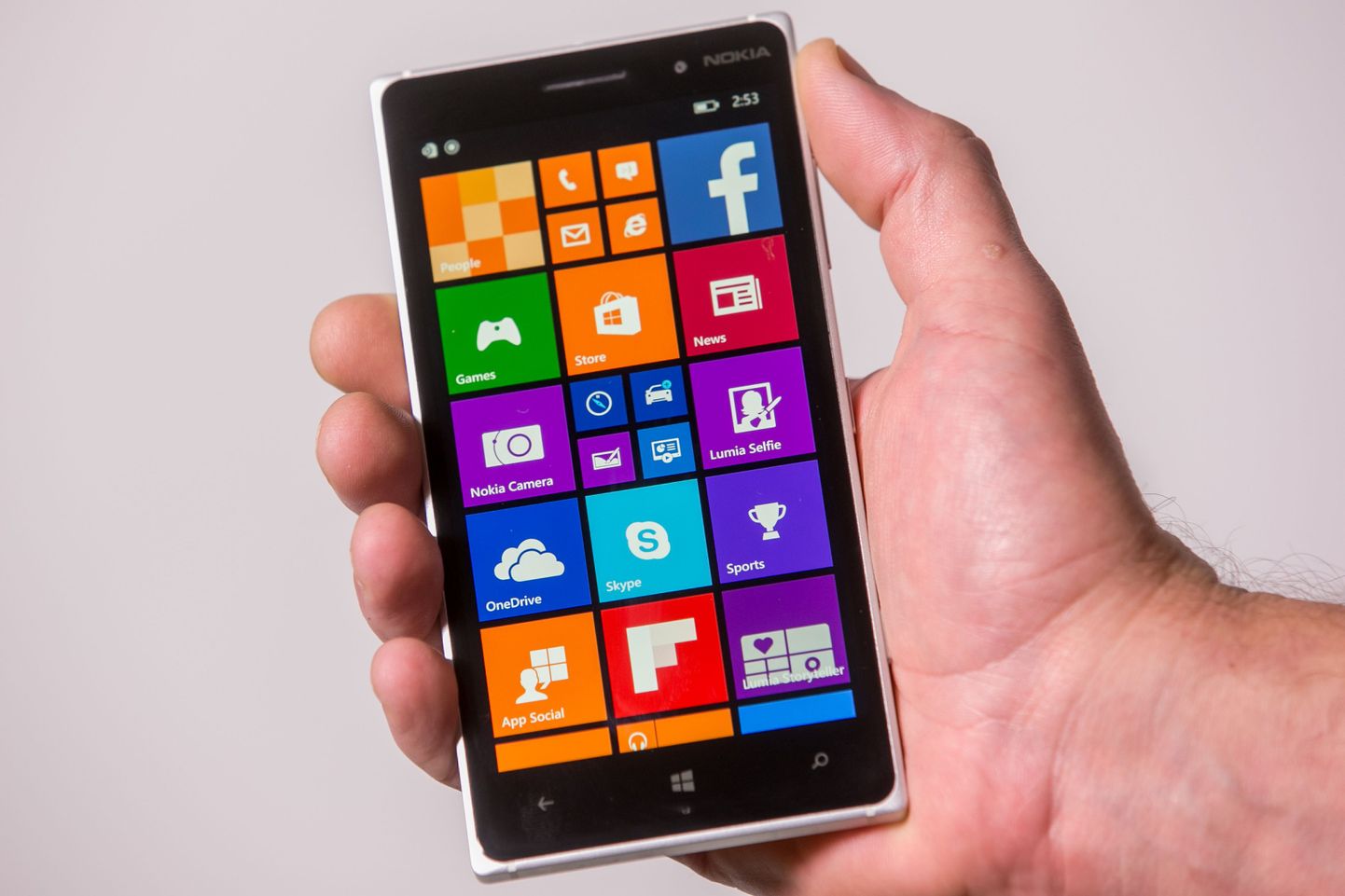 Nutitelefon Nokia Lumia 830. Windows Phone - värvilisem kui elu ise.