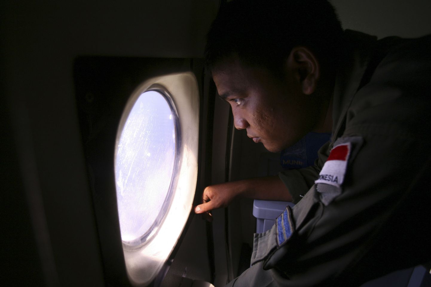 Indoneesia mereväelane kadunud lennuki otsingutel.