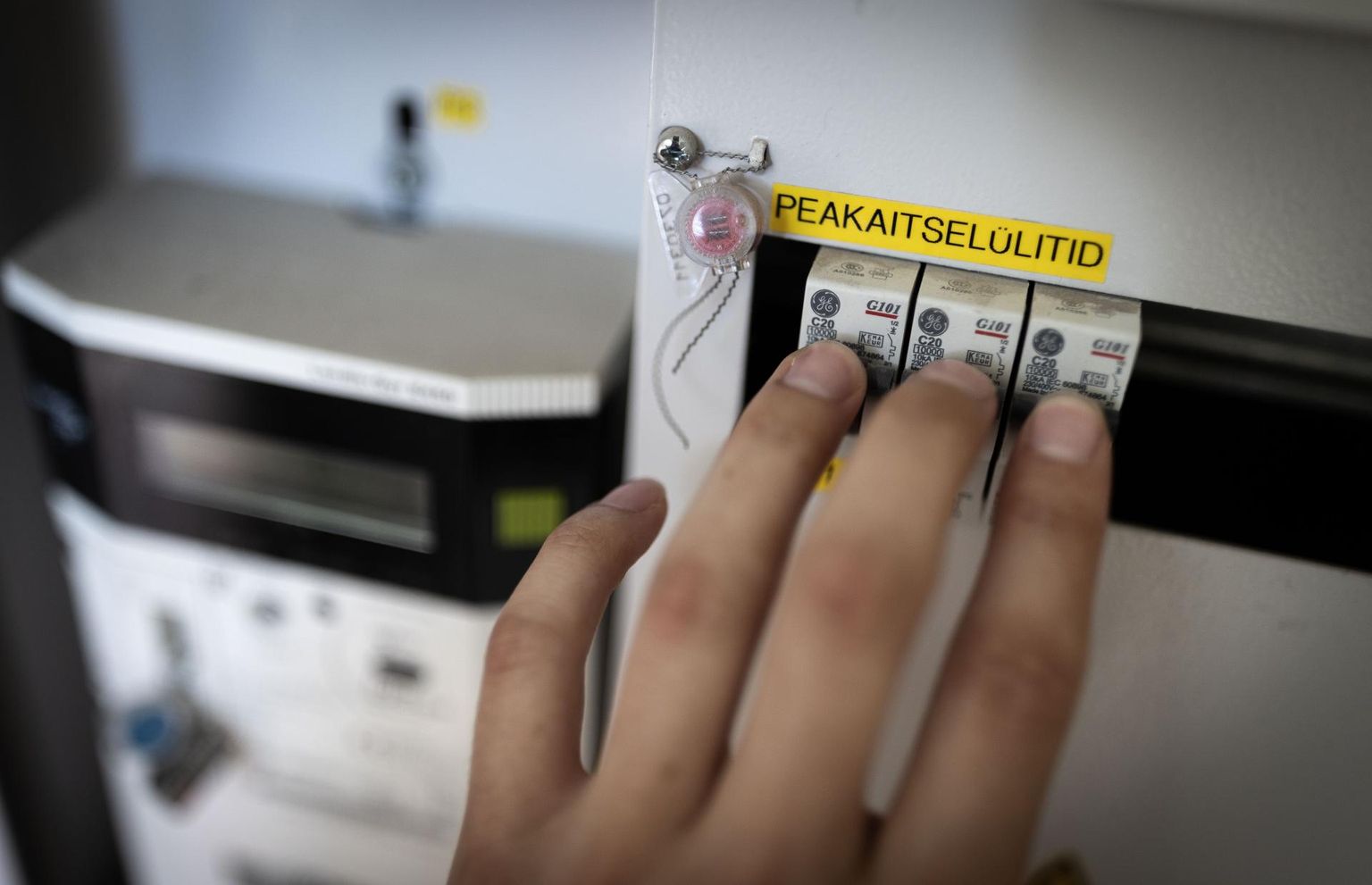 Pärnumaal oli artikli avaldamise ajal elektrita 185 majapidamist, mis jäävad laupäeva õhtuni pimedasse.