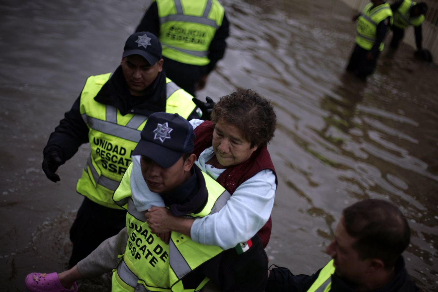 Päästetöötajad üleujutuspiirkonna elanikku abistamas