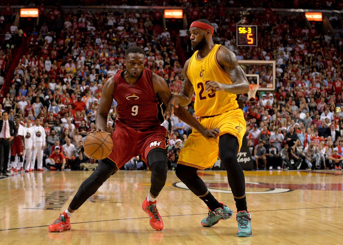 Miami Heati äär Luol Deng ja LeBron James (23).