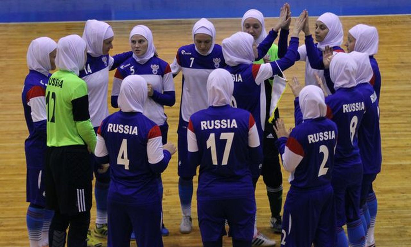 Женская сборная России по футзалу сыграла против иранок в хиджабах.