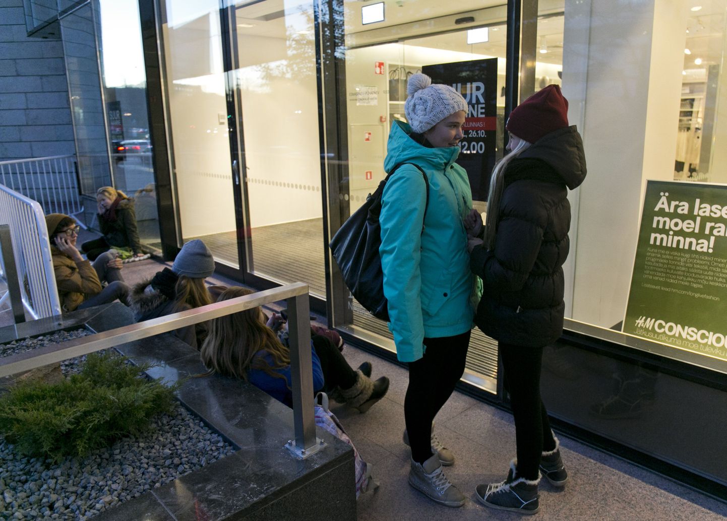 Подростки ждут открытия второго H&M в Таллинне.