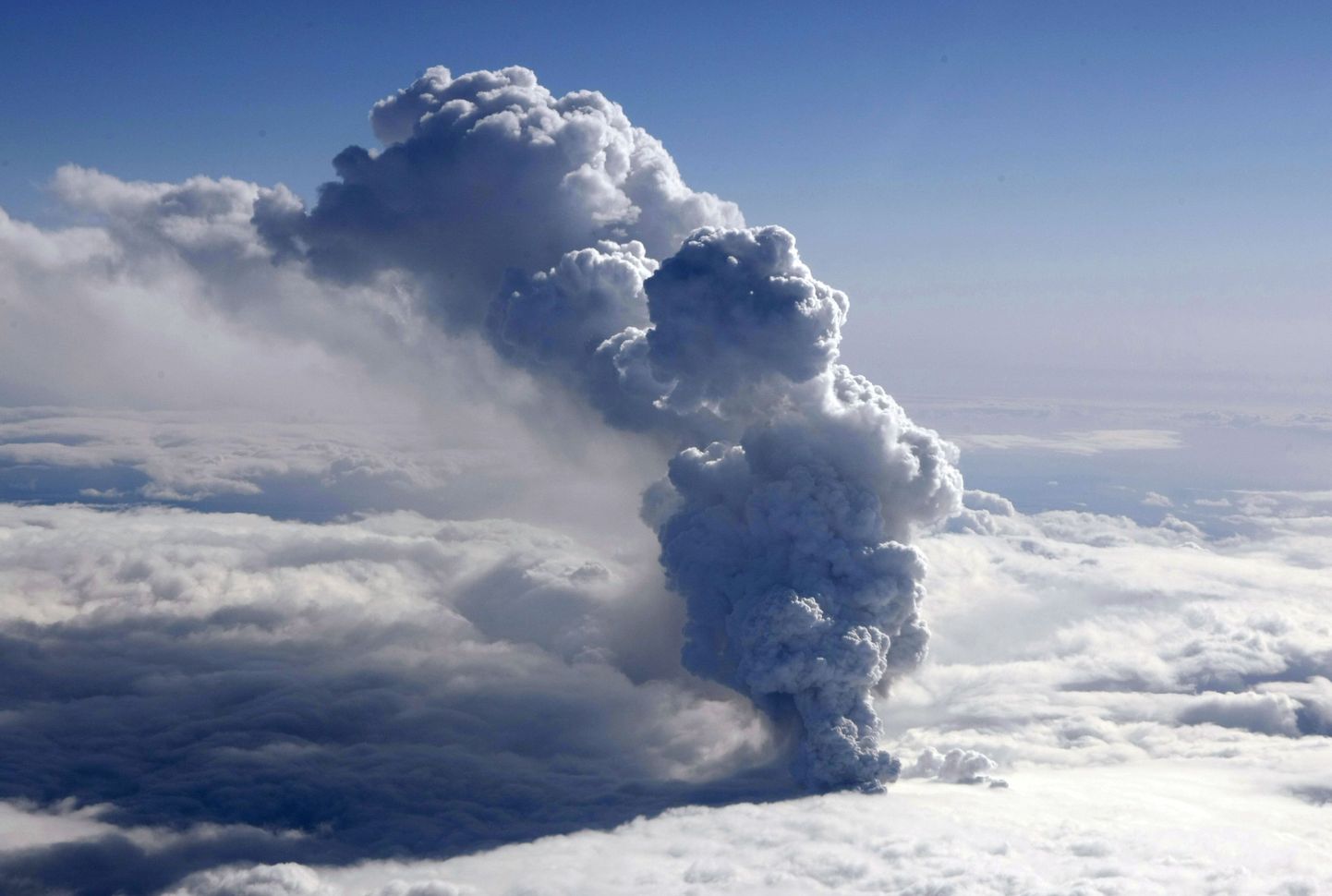 Suitsupilved Islandil purskama hakanud vulkaani kohal.
