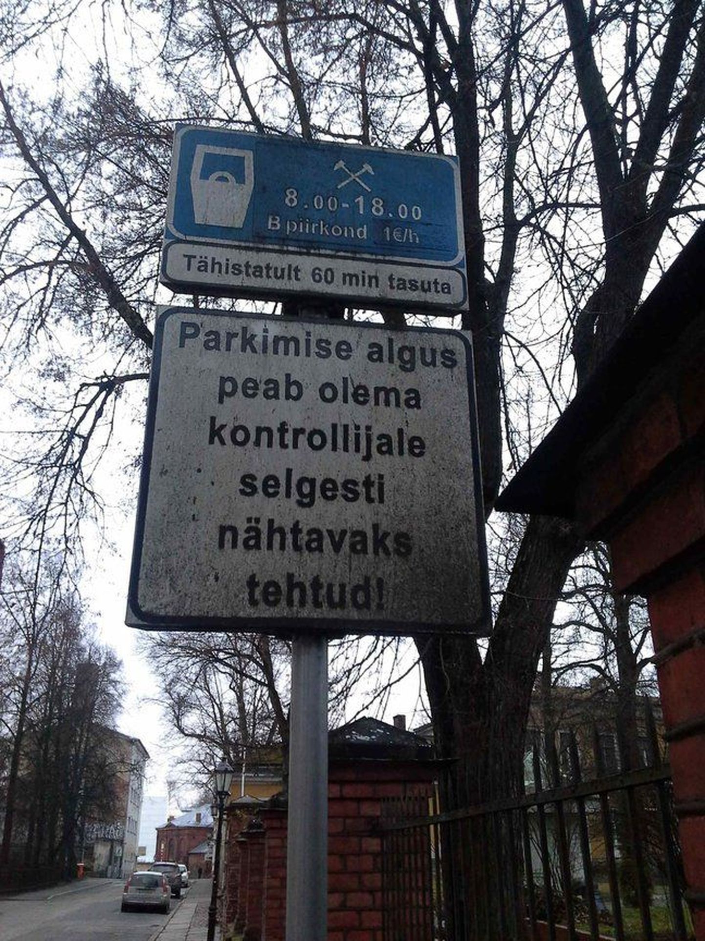 Грязный дорожный знак в Тарту.
