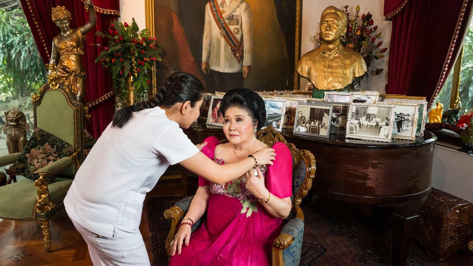 Imelda Marcos iseendana filmis «Hall kardinal». Tema eluaegne kuraas pole kuhugi kadunud.