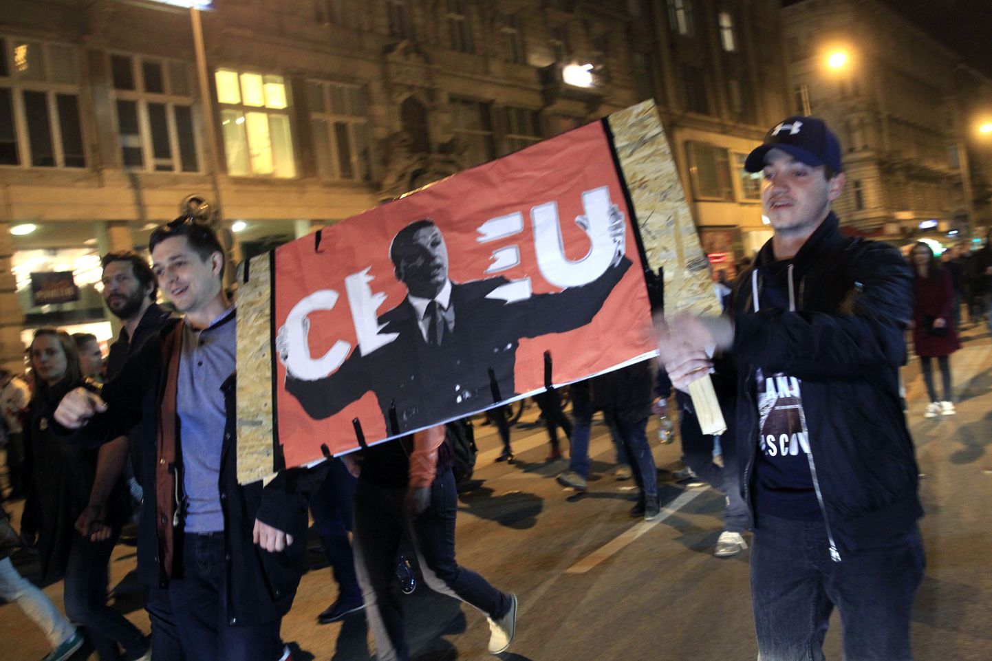 Ungari tudengid protesteerivad president Viktor Orbani pildiga seadusemuudatuse vastu, mis muudab Kesk-Euroopa Ülikooli tegutsemise sisuliselt võimatuks. Homme plaanivad selle arengu vastu protesteerida ka Tartu üliõpilased.