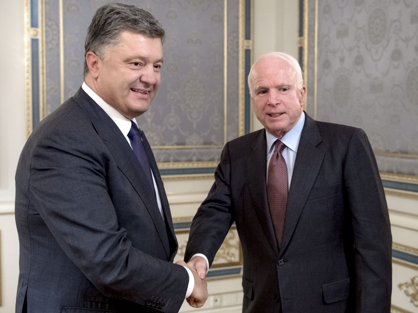 Petro Porošenko ja John McCain.