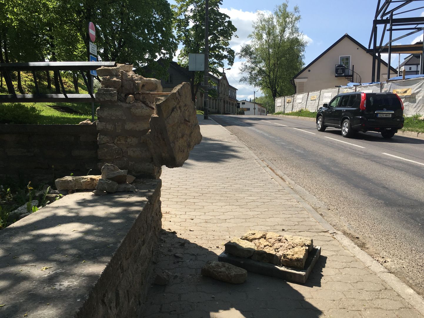 Kiviaiast murdunud lahmakas Rakveres Tallinna tänaval.