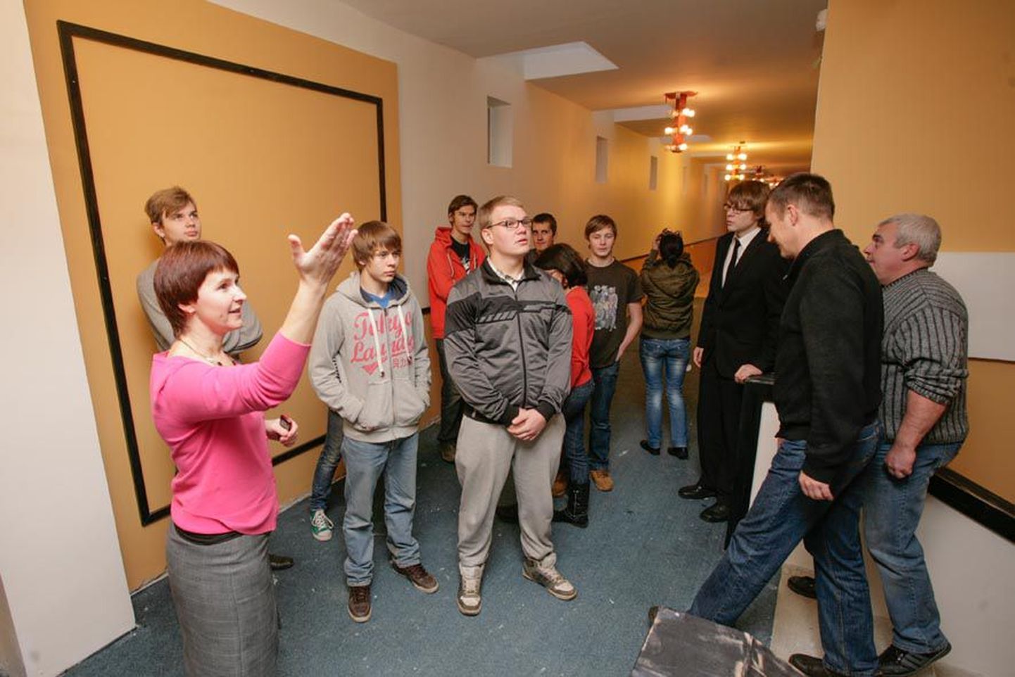 Paide kultuurikeskuse direktor Ülle Müller (vasakul) on eriti tänulik Järvamaa kutsehariduskeskuse õpilastele (pildil), kes läbisid majas oma praktika, millele tõmmati joon alla reedel. Nende korrastada oli kolmanda korruse koridor.